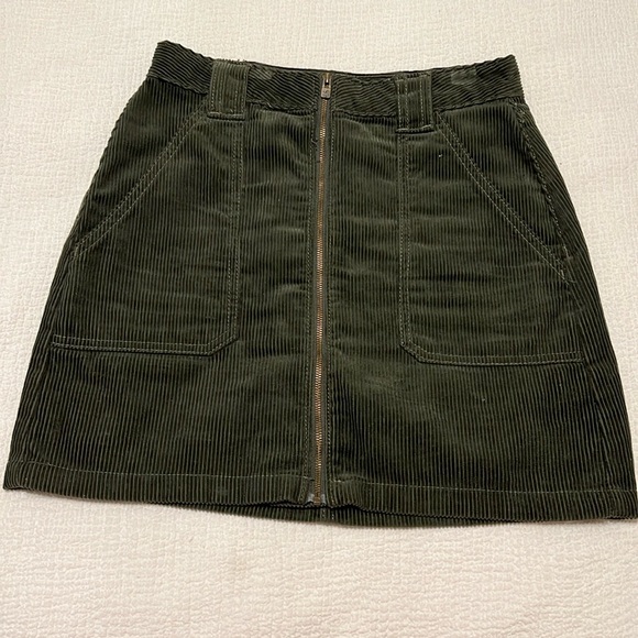 Green corduroy zip up skirt - Picture 2 of 4